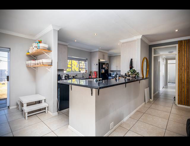 4 BEDROOM FREESTANDING TO LET IN TABLE VIEW